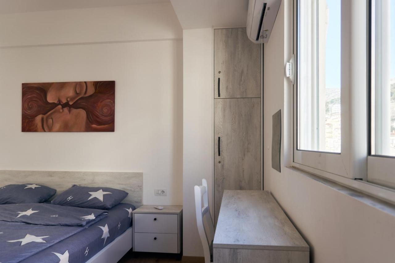 Central Beach Apartment Sarandë エクステリア 写真